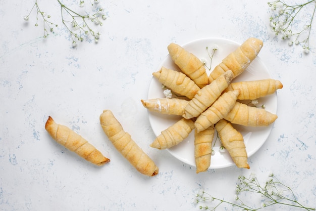 Traditionelle aserbaidschanische Feiertags-Novruz-Kekse mutaki auf weißer Platte