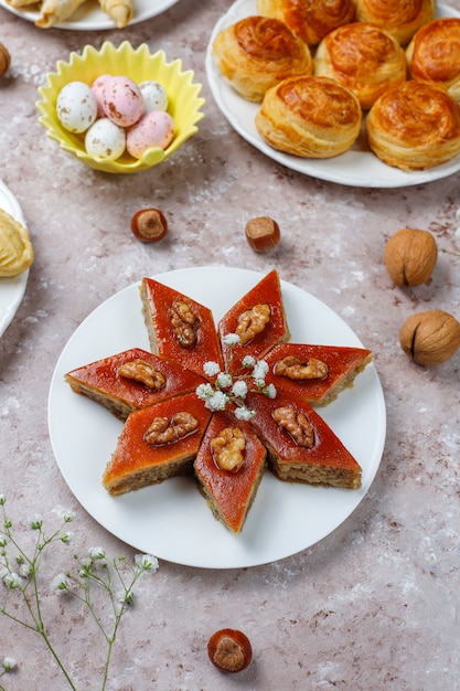 Traditionelle aserbaidschanische Süßigkeiten Shakarbura, Bakhlava, Qogal, Mutaki-Kekse, aserbaidschanischer Feiertag Novruz.