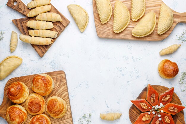 Traditionelle aserbaidschanische Süßigkeiten Shakarbura, Bakhlava, Qogal, Mutaki-Kekse, aserbaidschanischer Feiertag Novruz.