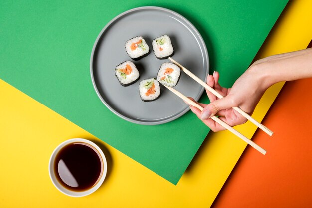 Traditionelle asiatische Sushirollen mit Sojasoße