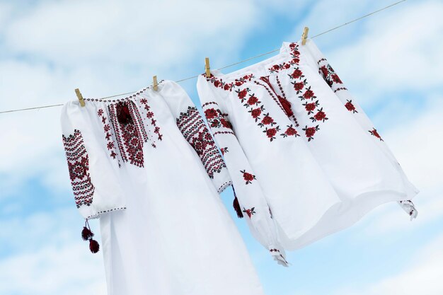 Traditionelle bestickte Hemden und blauer Himmel