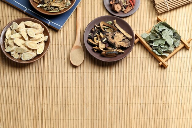 Traditionelle Chinesische Medizin auf Bambus Schreibtisch