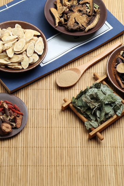 Traditionelle chinesische Medizin und alte medizinische Buch auf Bambus