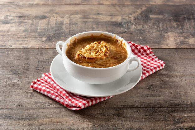 Traditionelle französische Zwiebelsuppe auf Holztisch