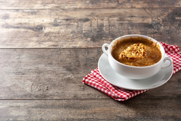 Traditionelle französische Zwiebelsuppe auf Holztisch