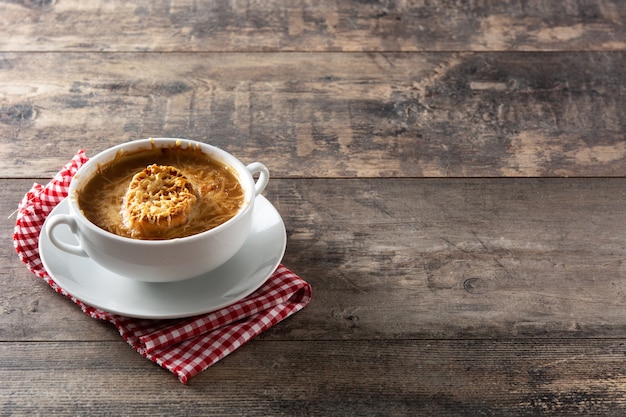 Traditionelle französische Zwiebelsuppe auf Holztisch