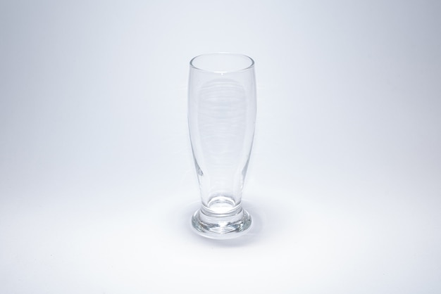 Traditionelle glasschale über weißer oberfläche