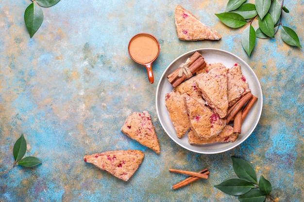 Traditionelle hausgemachte englische scones mit gefrorenen himbeeren und zimt, draufsicht