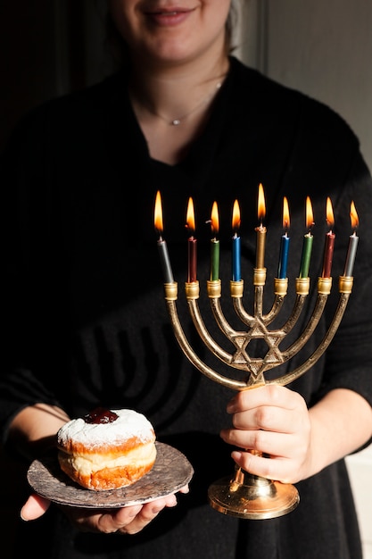 Kostenloses Foto traditionelle jüdische menora und ein donut