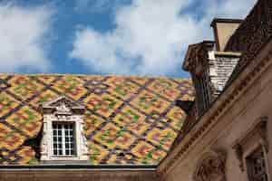 Kostenloses Foto traditionelle keramische dachfliesen auf einem regierungsgebäude in dijon, burgund, frankreich.