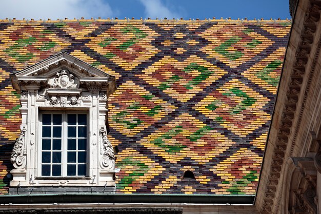 Traditionelle keramische Dachplatten auf einem Regierungsgebäude in Dijon, Burgunder, Frankreich.