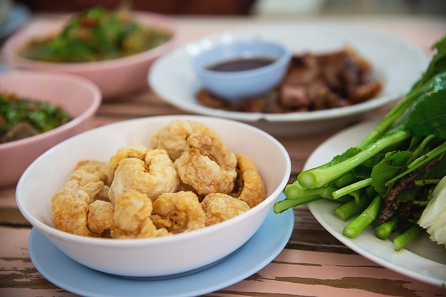 Traditionelle lokale nordthailändische Speisenmahlzeit