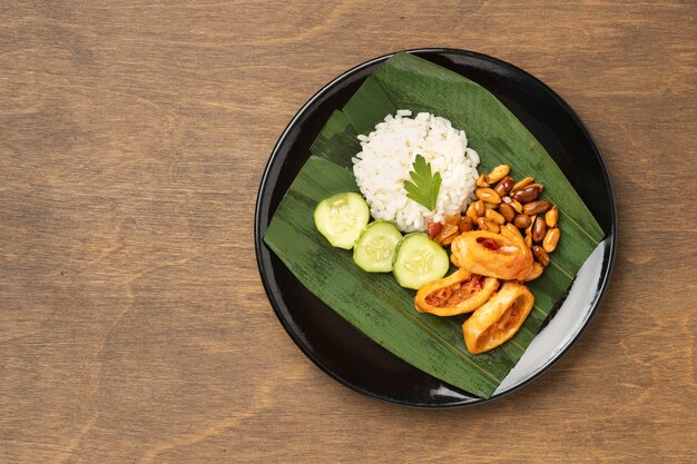 Traditionelle Nasi Lemak Mahlzeit Zusammensetzung von oben