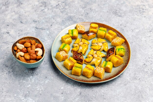 Traditionelle orientalische Bonbons mit verschiedenen Nüssen auf Betondecke