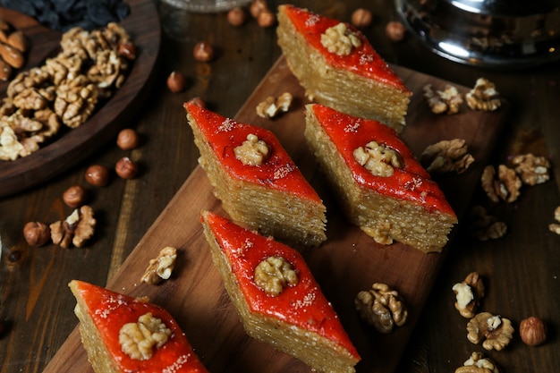 Traditionelle Pakhlava mit Walnüssen auf der hölzernen Schreibtischoberansicht