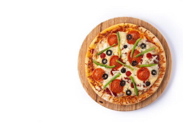 Traditionelle Pizza der Spitzenklasse isoliert auf weißem Hintergrund