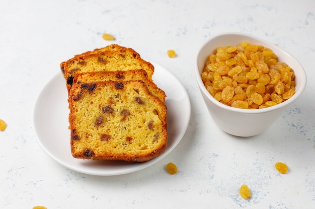 Traditionelle Rosinenkuchenscheiben mit Rosine, Draufsicht