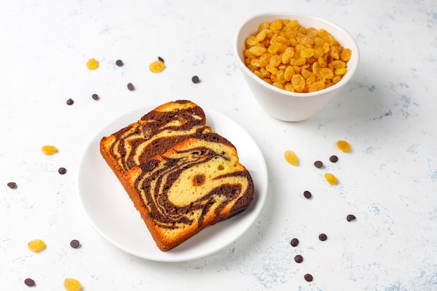 Traditionelle Rosinenmarmorkuchenscheiben mit Rosinen und Kakaopulver, Draufsicht