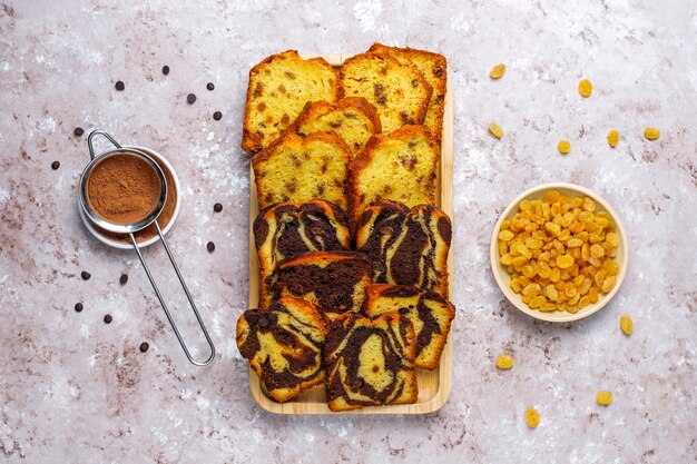 Traditionelle Rosinenmarmorkuchenscheiben mit Rosinen und Kakaopulver, Draufsicht