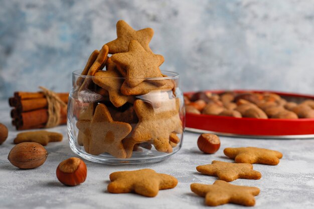 Traditionelle selbst gemachte Lebkuchenplätzchen auf grauem Beton, Abschluss oben, Weihnachten, Draufsicht, Ebenenlage