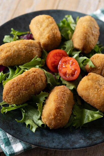 Traditionelle spanische gebratene Kroketten auf Holztisch