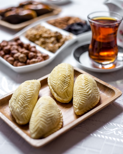 Traditionelle Süßigkeiten Shakarbura Pies mit Walnüssen auf der Seitenansicht des Holzbretts