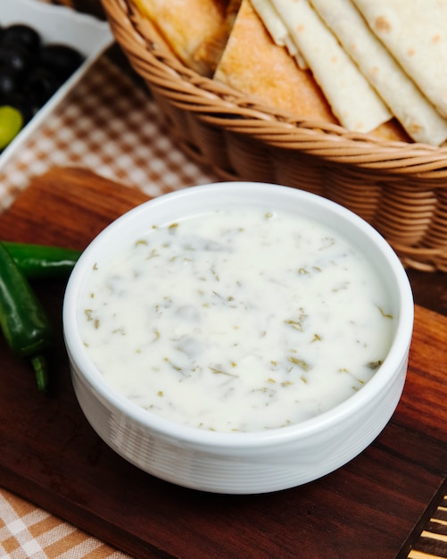 Traditionelle Suppe Dovga einfache Youghurt Zwiebel Erbsen Ei Spinat Reis Dill Seitenansicht