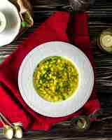 Kostenloses Foto traditionelle suppe dushbara mit viel grün