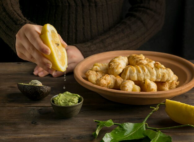 Traditionelle Tequenos mit Käsearrangement
