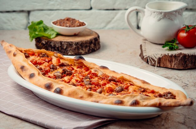traditionelle türkische Fleischpide auf dem Tisch