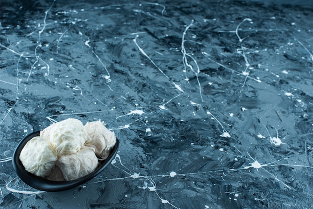 Traditionelle türkische Zuckerwatte in einer Schüssel, auf dem blauen Hintergrund.