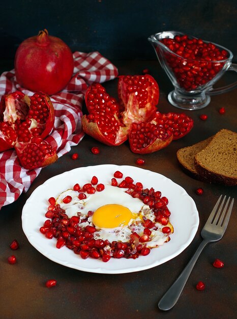 Traditioneller Aserbaidschan-Küchengranatapfel mit Ei narnumru auf weißer Platte, Draufsicht, Nahaufnahme