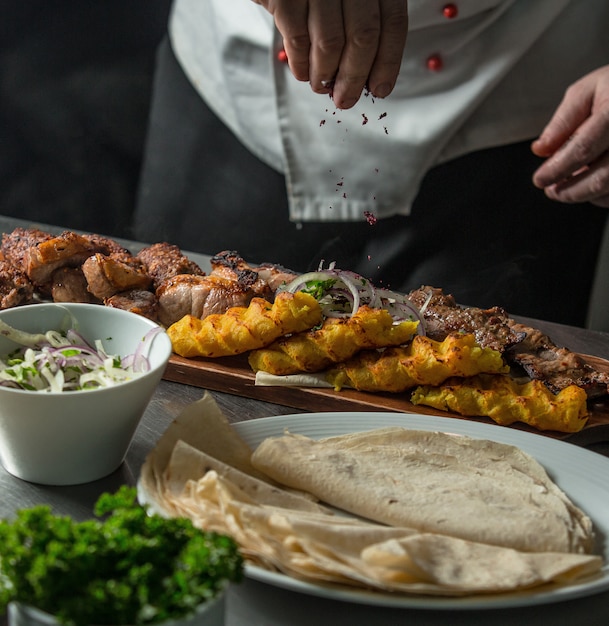 Kostenloses Foto traditioneller aserbaidschanischer lula-kebab auf dem tisch