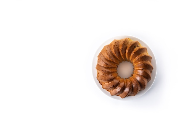 Kostenloses Foto traditioneller bundt-kuchen mit rosinen auf weißem hintergrund