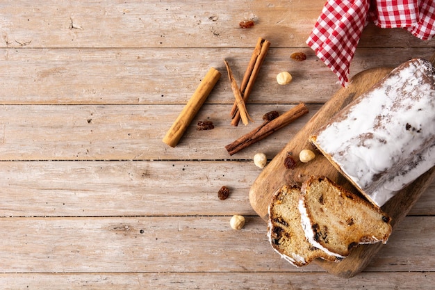 Traditioneller deutscher Christstollen auf Holztisch