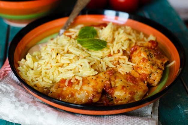 Traditioneller indischer Teller mit Reis- und Hühnernahaufnahme