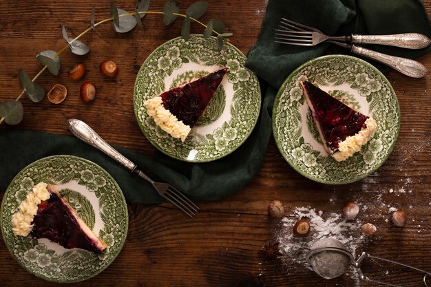 Traditioneller Kuchen auf Holztisch