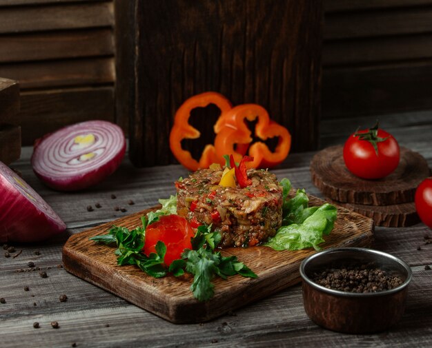 Traditioneller Mangalsalat mit farbigem Paprika