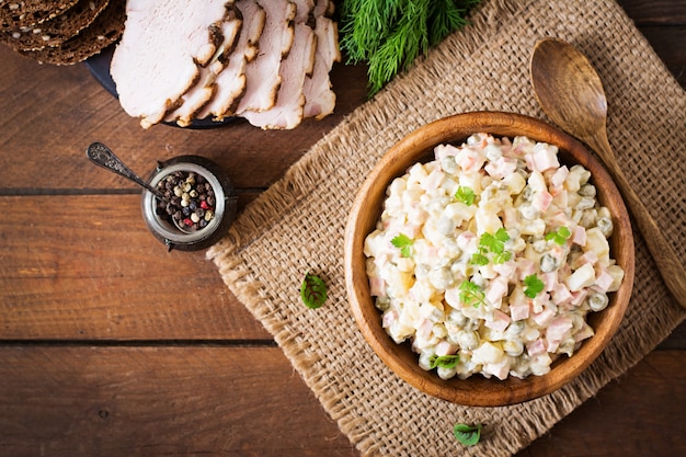 Traditioneller russischer Salat "Olivier". Ansicht von oben