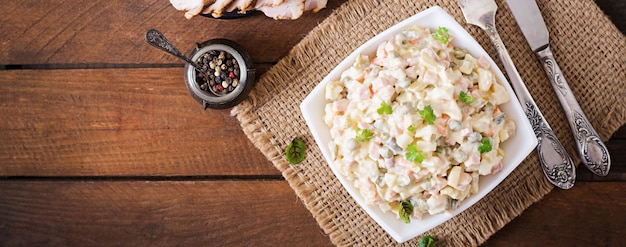 Traditioneller russischer Salat "Olivier". Ansicht von oben