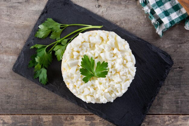 Traditioneller russischer Schichtsalat Mimosa