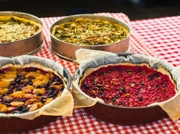 Traditioneller selbst gemachter Obstkuchen auf karierter Tischdecke