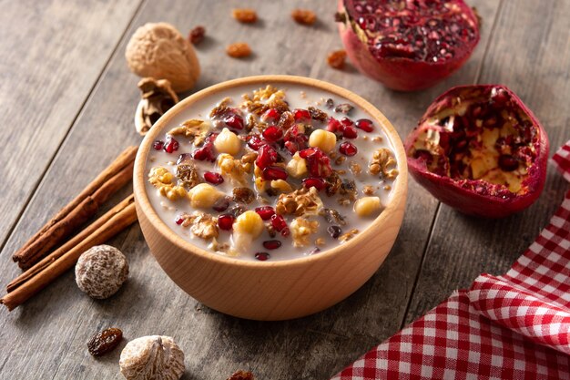 Traditioneller türkischer Noahs Pudding in Schüssel auf Holztisch