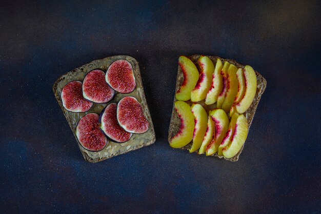 Traditionelles amerikanisches und europäisches Sommerfrühstück: Sandwiche des Toasts mit Erdnussbutter, Draufsicht der Kopie