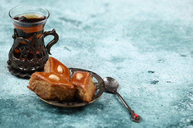 Kostenloses Foto traditionelles armudu (teetasse) mit pakhlava