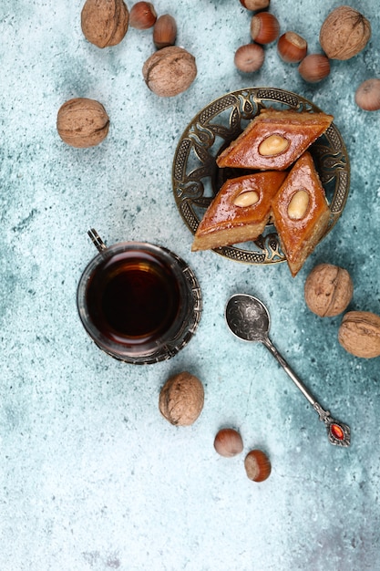 Traditionelles Armudu (Teetasse) mit Pakhlava