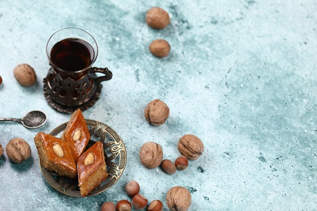 Traditionelles Armudu (Teetasse) mit Pakhlava