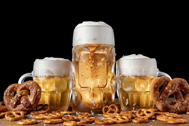 Traditionelles bayerisches Bier und Brezeln auf einer Tabelle
