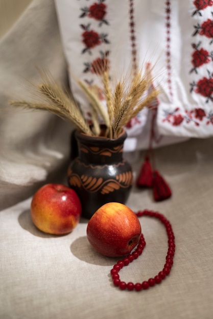 Traditionelles besticktes Hemd und Äpfel