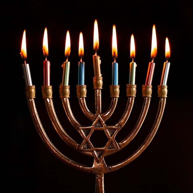 Traditionelles Chanukka-menorah Brennen